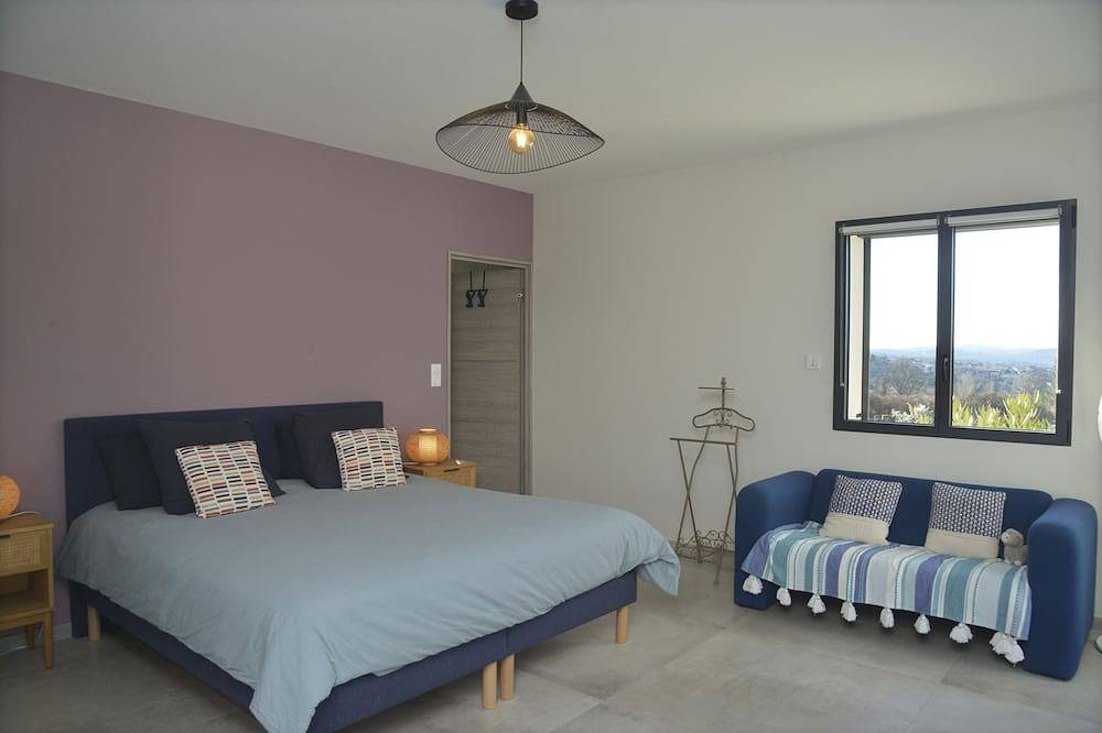 Beautiful house with heated infinity pool overlooking Barjac in Barjac, Alès region