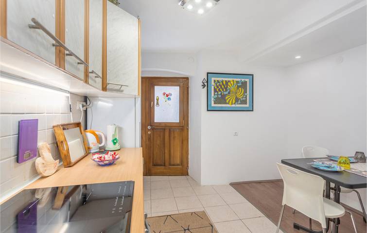 Ganze Ferienwohnung, Charmante Wohnung mit Terrasse, in der Nähe der Küste und des Stadtzentrums in Cres Stadt, Cres
