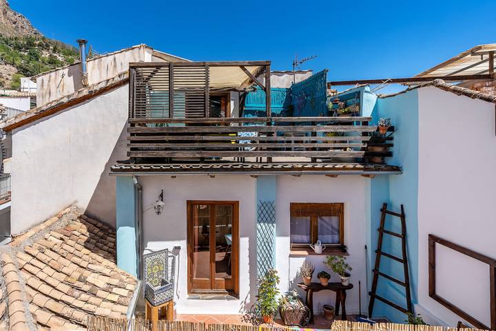 Casa vacacional 'La Lechuga Azul' con vistas a la montaña, terraza privada y Wi-Fi in Entorno de Sierra Nevada, Güejar Sierra