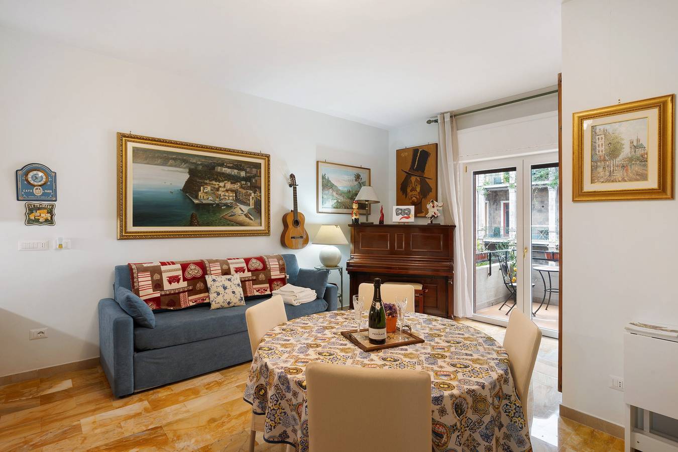 Apartamento entero, Apartamento 'La Maison De Julie' con vistas a la montaña, Wi-Fi y aire acondicionado in Vico Equense, Provincia de Nápoles