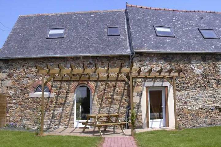 Gîte pour 8 personnes, avec piscine ainsi que terrasse et jardin à Hénanbihen - 4