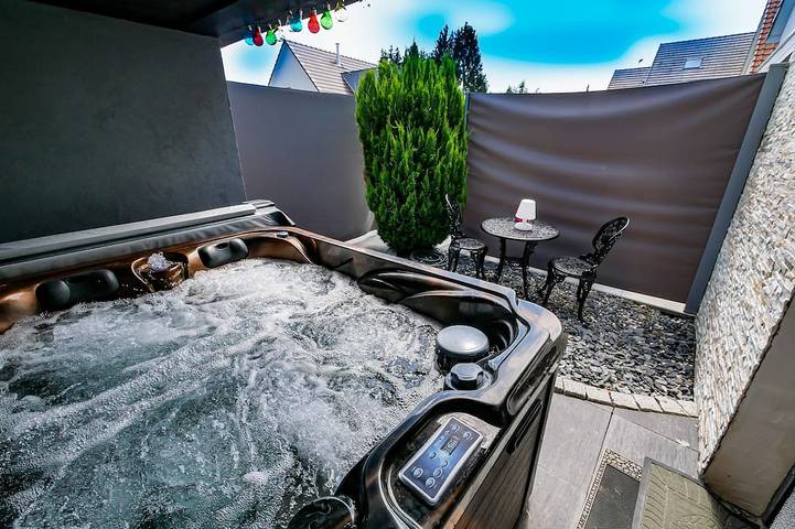 Gîte pour 3 personnes, avec balcon ainsi que jacuzzi et sauna à Furdenheim