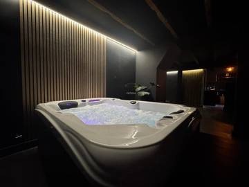 Gîte pour 4 personnes, avec terrasse et jacuzzi à Bassens