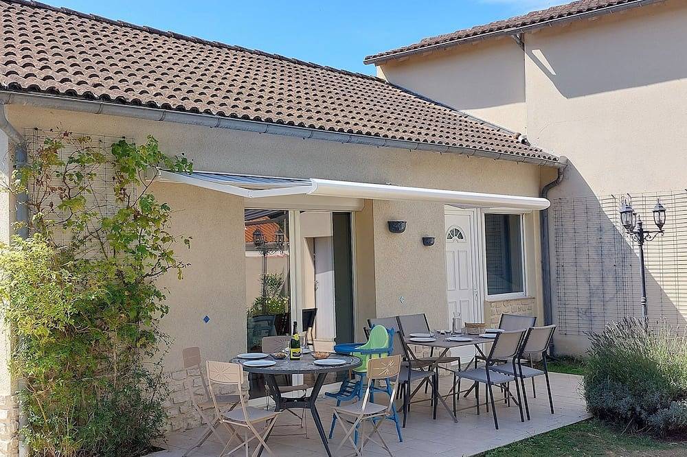 Family home with enclosed garden in a forest 900 m from the beach in Le Rocher, Longeville-sur-Mer