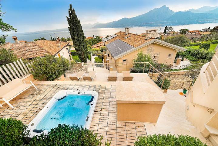 Glamping per 4 persone, con idromassaggio e terrazza nonché giardino al Lago di Garda