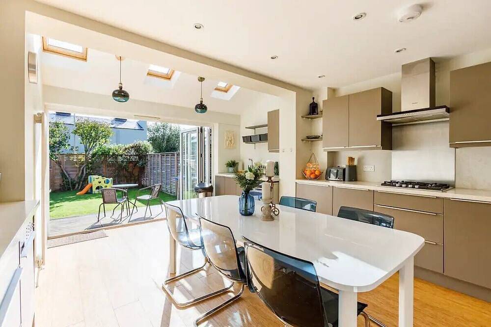 Spacious & Modern 4 Bedroom House in Central Windsor in Windsor, Berkshire