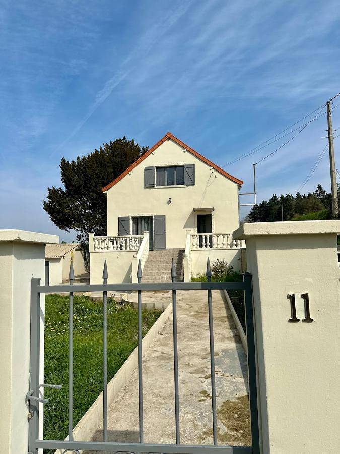 Location de vacances pour 8 personnes, avec jardin ainsi que vue et piscine à La Celle-Guenand - 2