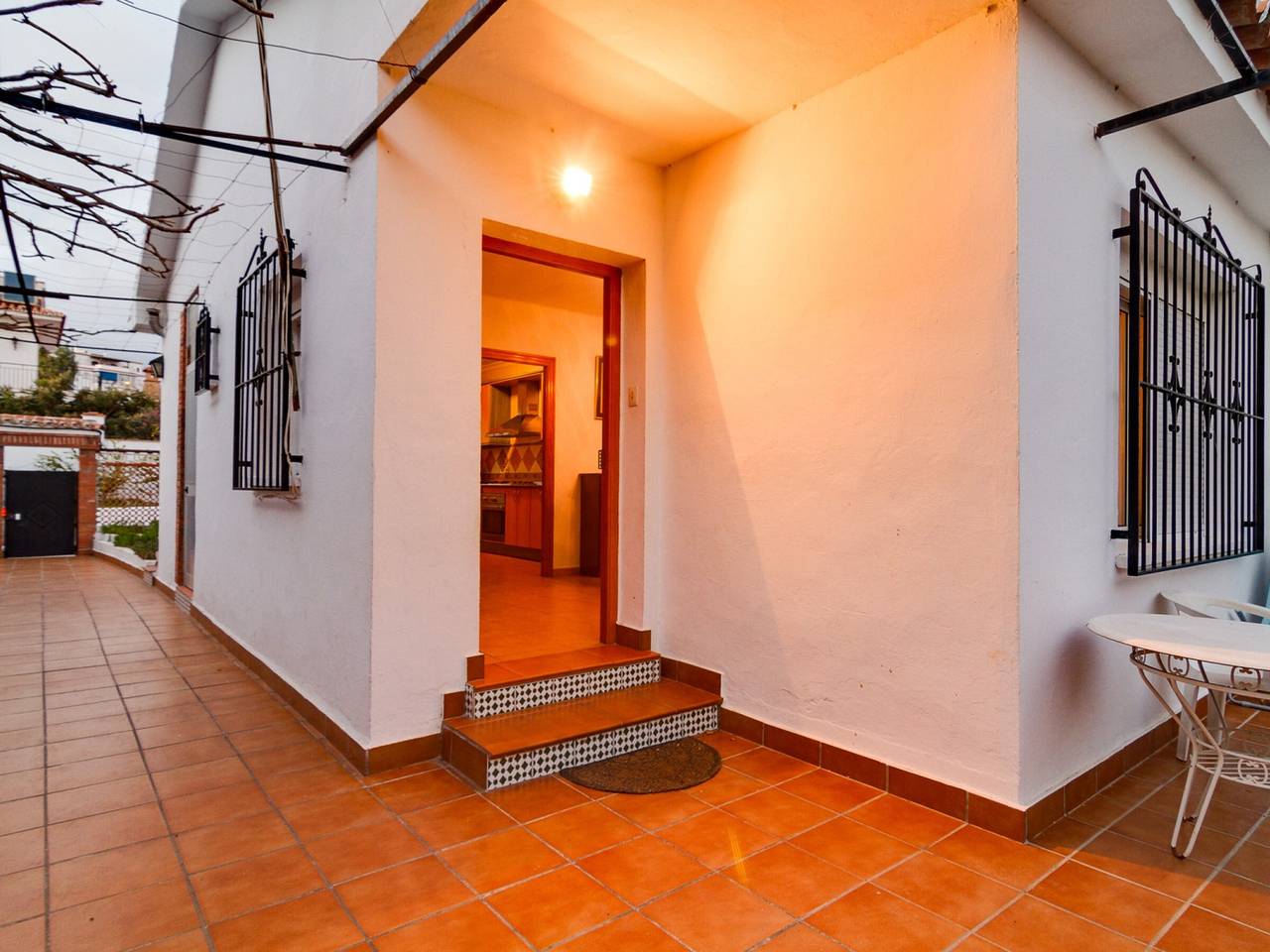 Bungalow luminoso con jardín privado en Nerja, 3 habitaciones para 6 in Playa de Burriana, Nerja