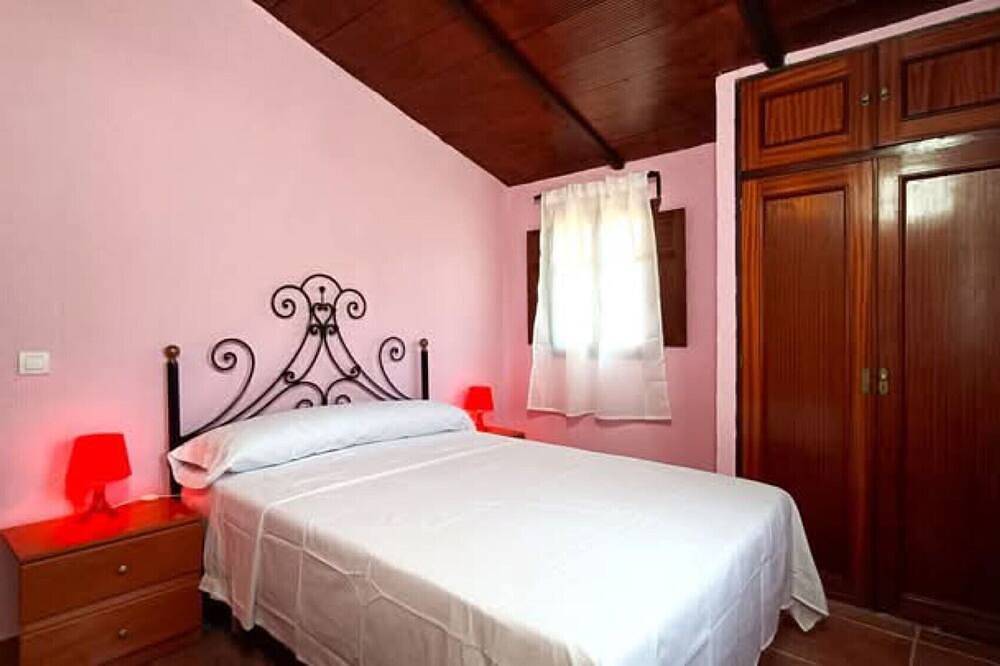 Country House 'La Serrana' with Mountain View, Wi-Fi and Air Conditioning in Pizarra, Málaga Province