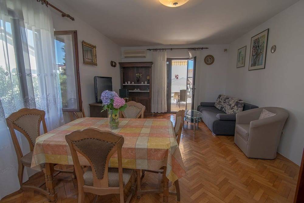 Ganze Wohnung, 2-Zimmer-Ferienwohnung mit Terrasse Mali Losinj, Losinj in Mali Lošinj, Lošinj