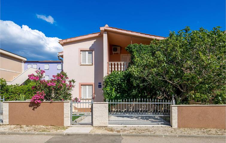 Ganze Ferienwohnung, Charmantes Apartment mit Terrasse, in Strandnähe und mit kostenlosen Parkplätzen in Povljana, Pag