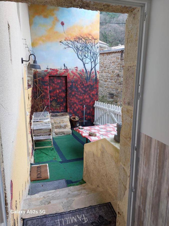 Location de vacances pour 4 personnes, avec vue et terrasse, adapté aux familles à Labégude - 2