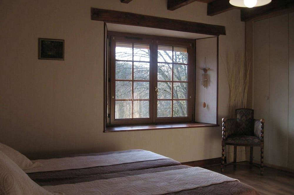 Holiday Home in La Chapelle with Garden in La Chapelle-aux-Bois, Épinal region