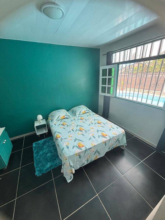 Gîte pour 2 personnes, avec terrasse ainsi que piscine et jardin à Kourou - 2