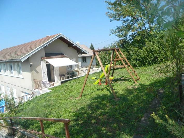 Gîte pour 6 personnes, avec Terrasse ainsi que Jardin et Vue à Étival (Jura)