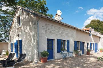 Gîte pour 10 personnes, avec jardin ainsi que jacuzzi et terrasse à Lémeré
