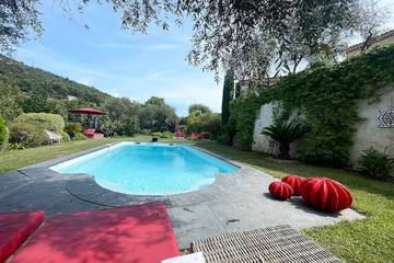 Gîte pour 12 personnes, avec piscine et jacuzzi à La Roquette-sur-Var