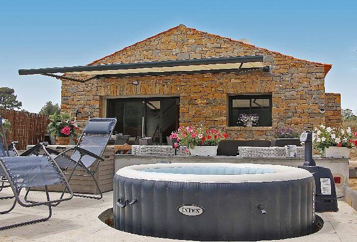 Gîte pour 6 personnes, avec piscine ainsi que jardin et terrasse
