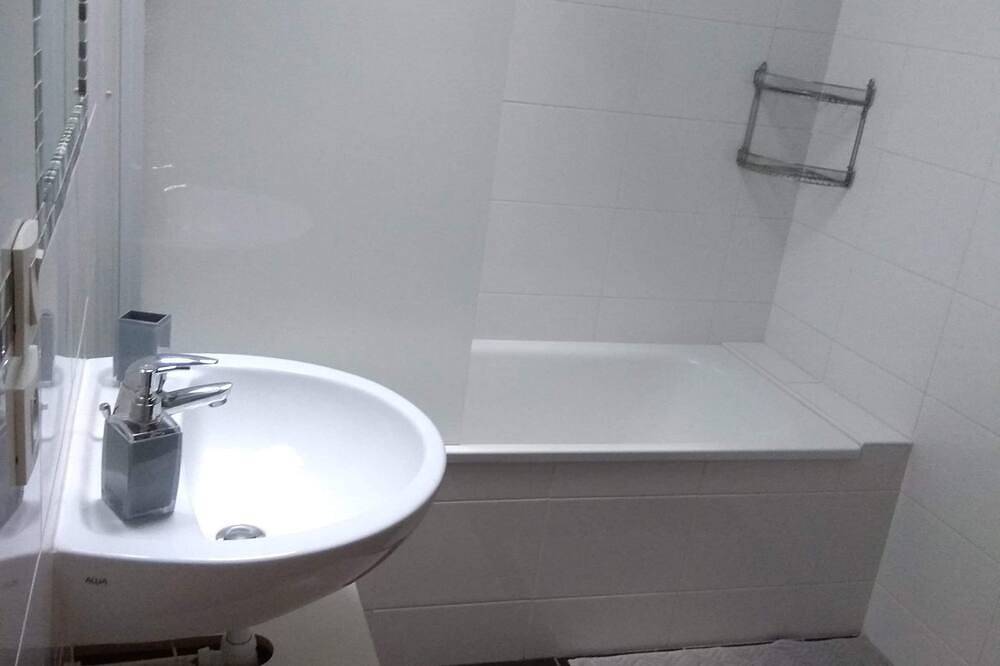 Entire apartment, F2 At the foot of the thermal baths in Luxeuil-les-Bains, Haute-Saône