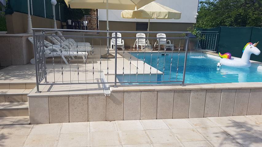 Ferienhaus für 8 Personen, mit Balkon/Terrasse und Pool in Rakotule