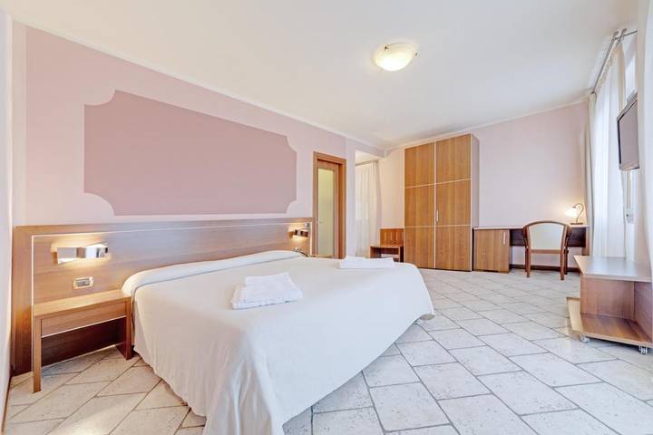 Hotel für 2 Personen, mit Ausblick und Seeblick sowie Terrasse, mit Haustier in Lavena Ponte Tresa - 2
