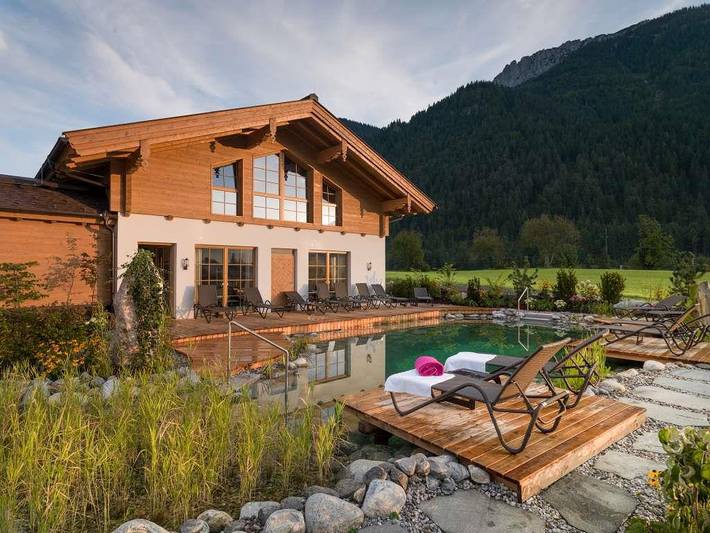 Hotel für 4 Personen, mit Balkon und Terrasse sowie Garten und Pool in Waidring