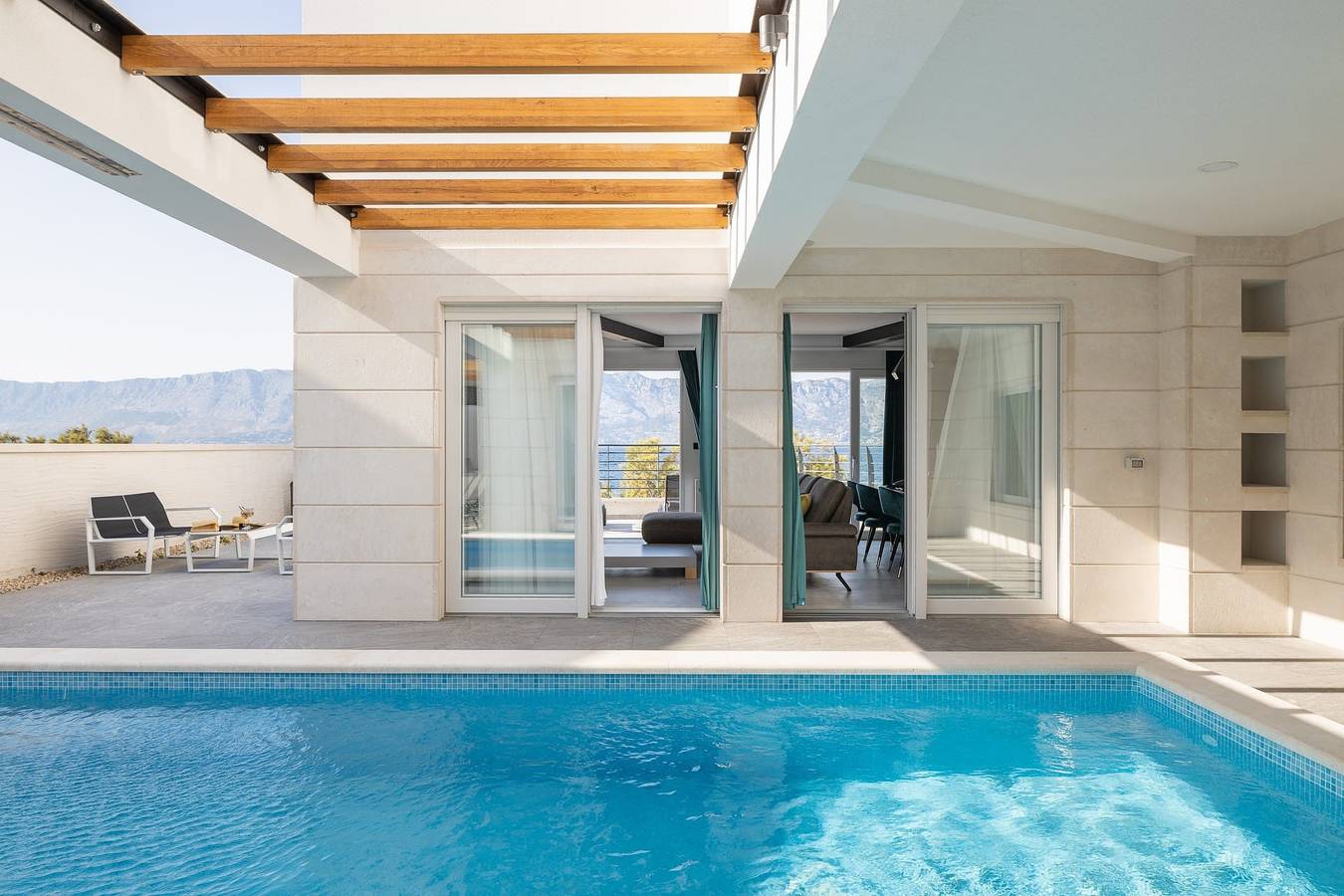 Villa Symphony, beheizter Pool - 10m vom Meer entfernt, Meerblick, direkt am Strand, familienfreundlich, stilvoll. in Povlja, Brac