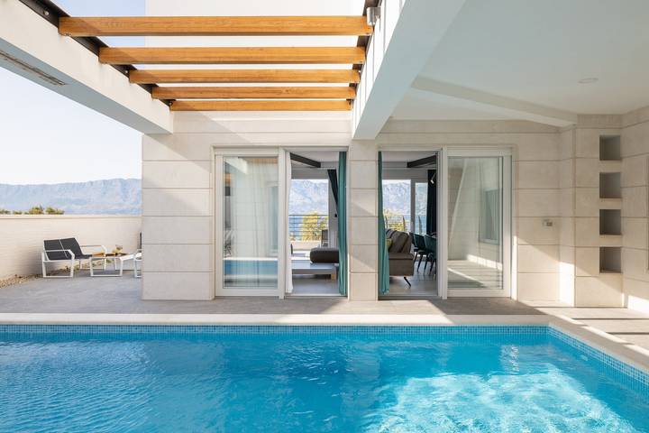 Villa Symphony, beheizter Pool - 10m vom Meer entfernt, Meerblick, direkt am Strand, familienfreundlich, stilvoll. in Povlja, Brac