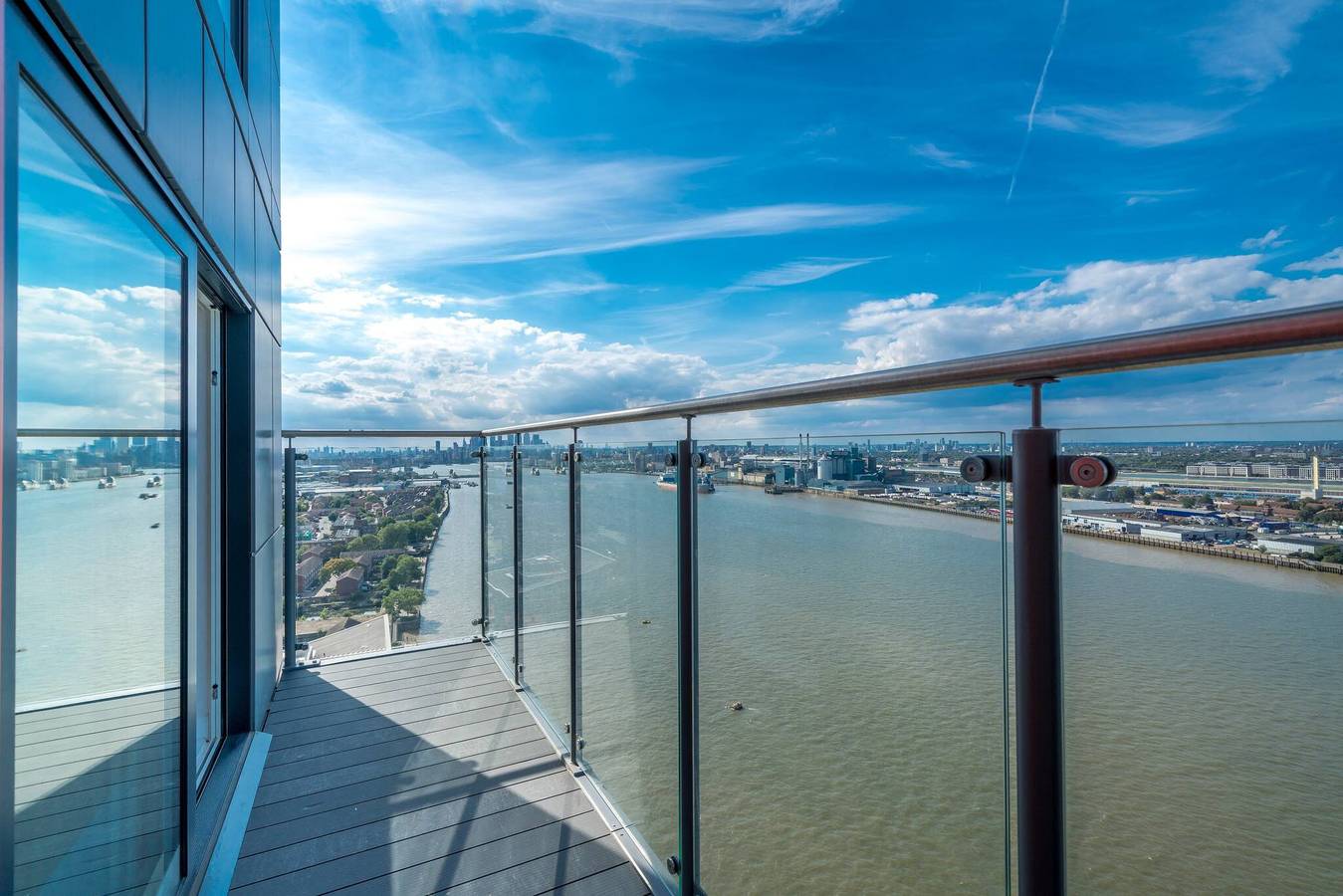 Entire apartment, Skyvillion-apartments Near River Thames Excel & O2 Woolwich in Greenwich, London