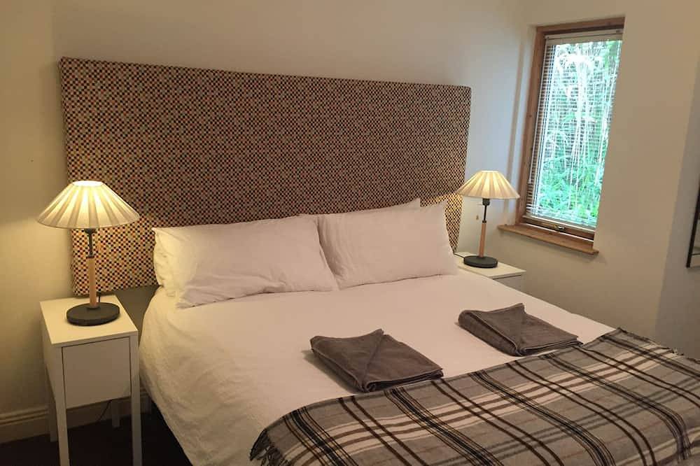 Beeindruckendes, modernes Ferienhaus in einem Dorf am See in Nenagh, Lough Derg