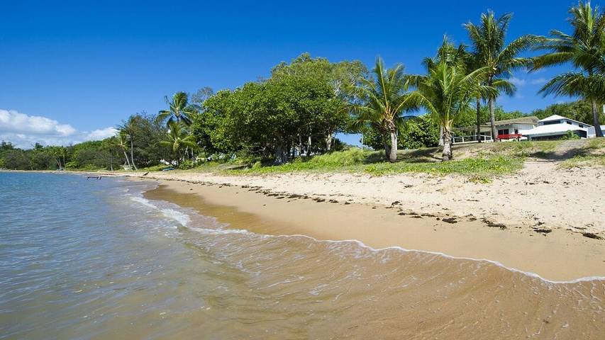 Holiday home for 10 people, with balcony and pool as well as garden in Magnetic Island