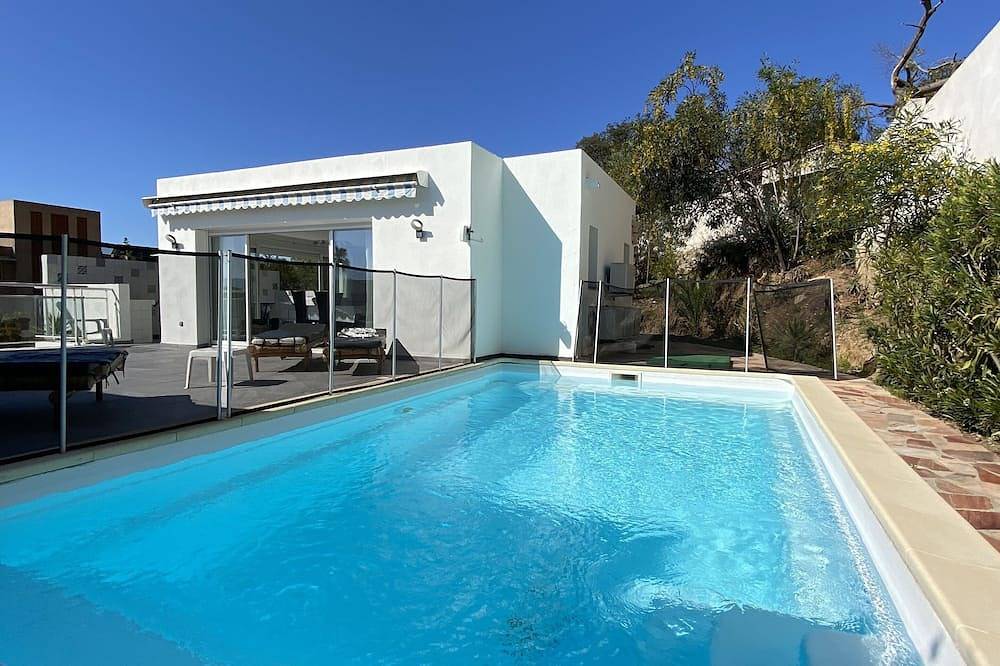 Villa en el Rte des Sangunairés con piscina privada. in Ajaccio, Region de Ajaccio