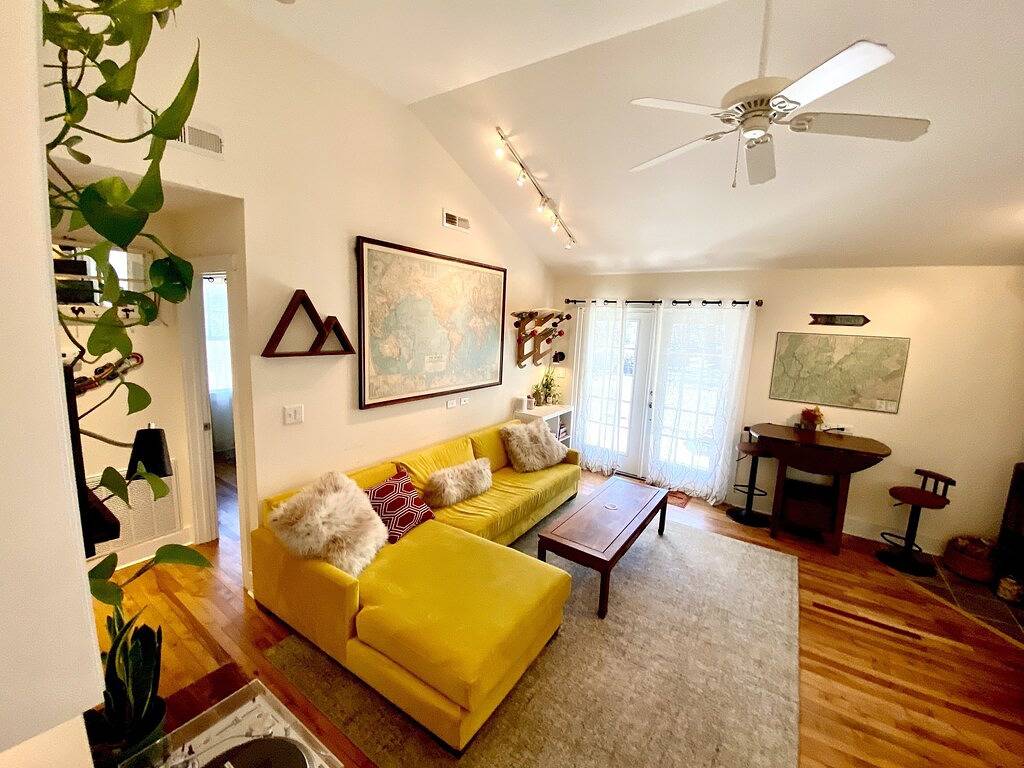 Incredible fenced in dog friendly cottage in downtown Brevard with hot tub! in Brevard, Transylvania County