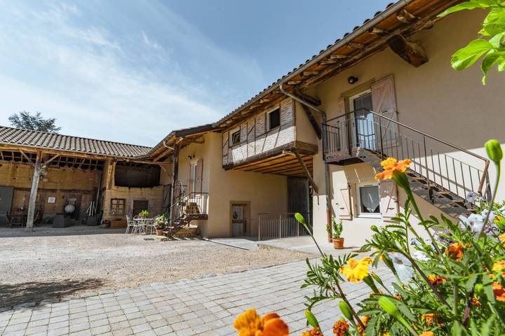 Gîte pour 11 personnes, avec Jardin et Piscine à Illiat