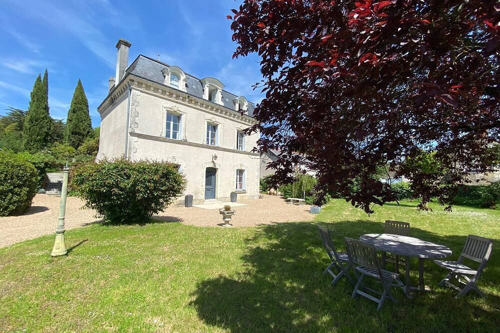 Maison de Maître in Azay-le-Rideau, a 10-minute walk from the château and town center in Azay-le-Rideau, Valle del Loira