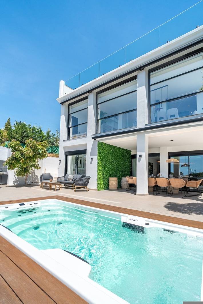 Villa voor 8 personen, with Balkon and Terras as well as Tuin and Zwembad in Elviria