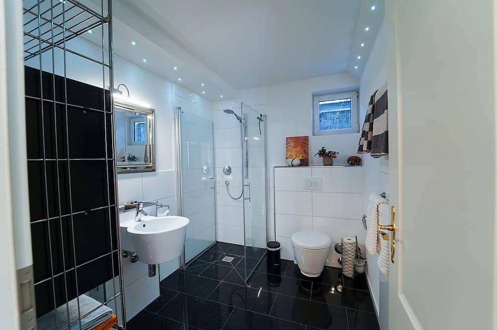 Ganze Wohnung, Ferienwohnung 47 qm im Souterrain, hell und modern, ruhig mit Gartenmitbenutzung in Bad Urach, Albsteig Etappe 9