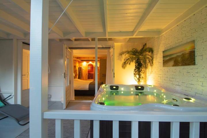 B&b voor 2 personen, with Whirlpool and Terras as well as Tuin and Zwembad in Zutphen