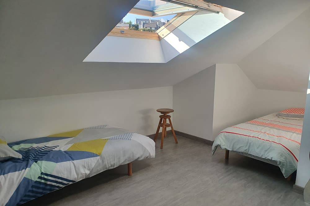Entire apartment, Beachfront apartment with balcony 50 m from the beach in Saint-Nic, Châteaulin region