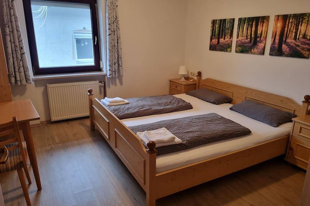 Ganze Wohnung, Fewo Bachblick1 - Ferienhof mit großem Freigelände, Badeweiher, Spielhalle uvm. in Arnbruck, Ostbayern