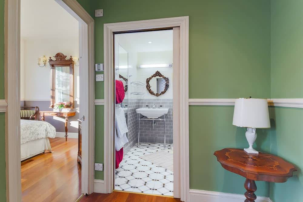 Entire apartment, Charming Apartment minutes walk from St Paul's Cathedral! in Downtown, London