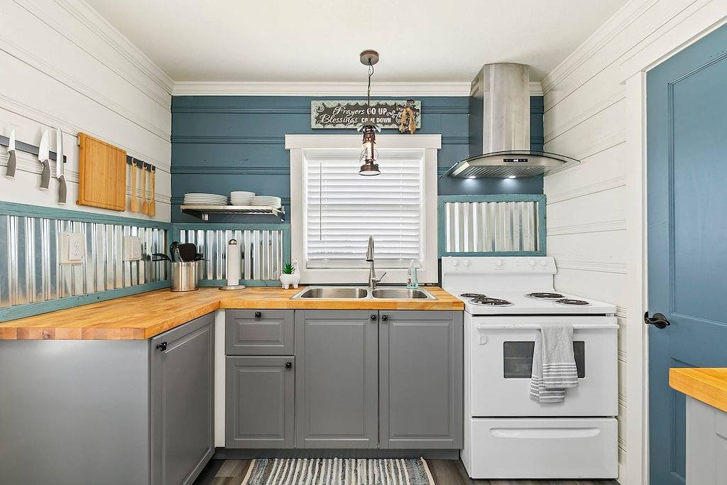 Beautiful coastal home recently renovated and ready for travelers in Brazoria County