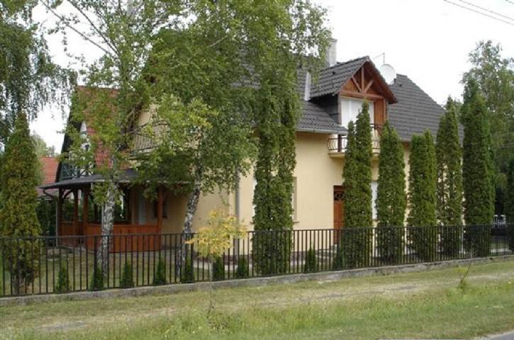 Ferienwohnung für 14 Personen, mit Balkon und Terrasse sowie Garten und Seeblick
