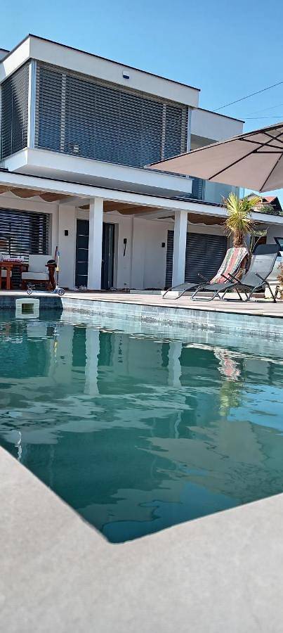 Villa für 10 Personen, mit Balkon und Terrasse sowie Pool und Ausblick in Kosovo