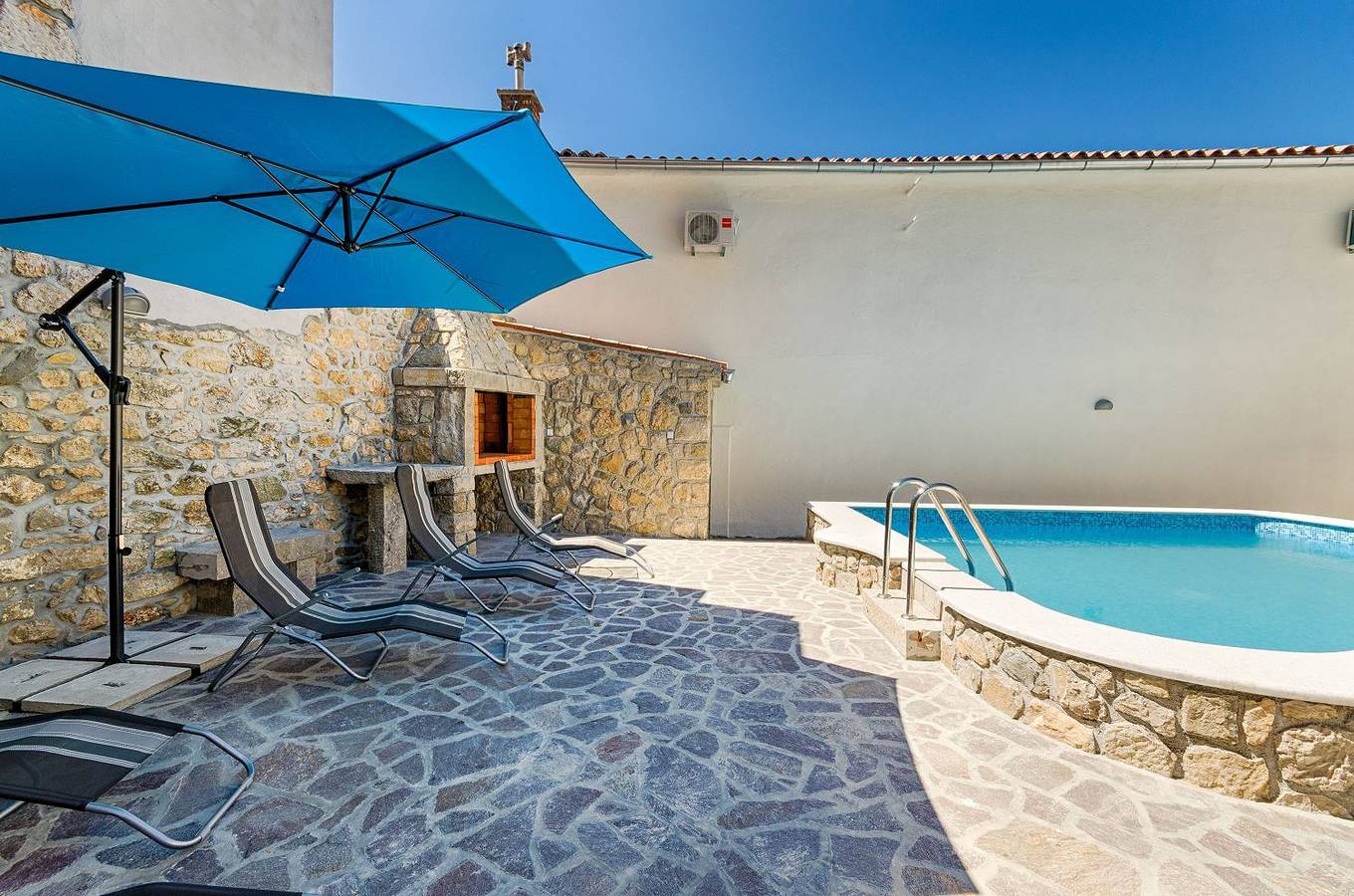Mediterranes Steinhaus mit grosser Terrasse, Aussendusche, Privatpool, Babybett, Waschmaschine in Grizane, Primorje-Gorski Kotar