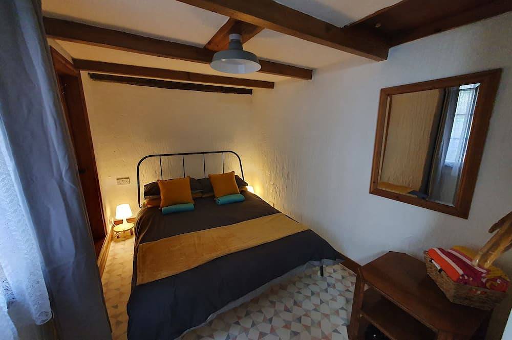 Entire apartment, Quirky and quaint beckside cottage situated in smugglers village (pet friendly). in Robin Hood's Bay, North York Moors National Park