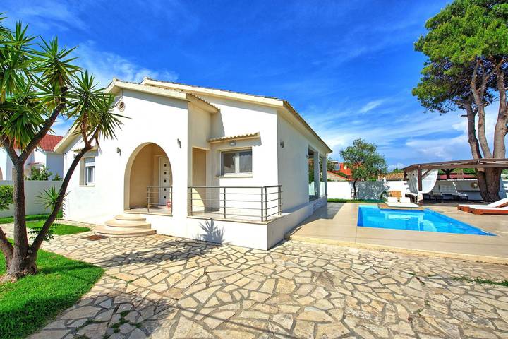 Location de vacances pour 5 personnes, avec piscine dans Acharavi