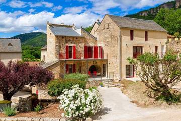Gîte pour 6 personnes, avec sauna ainsi que terrasse et balcon/terrasse à Nant