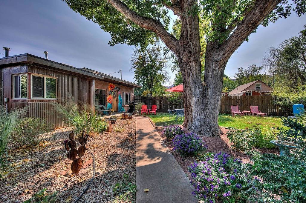 Wüstengärten # 3 Arches in der Nähe! Downtown Cottage mit Whirlpool und üppigen Gärten! in Moab, Arches-Nationalpark