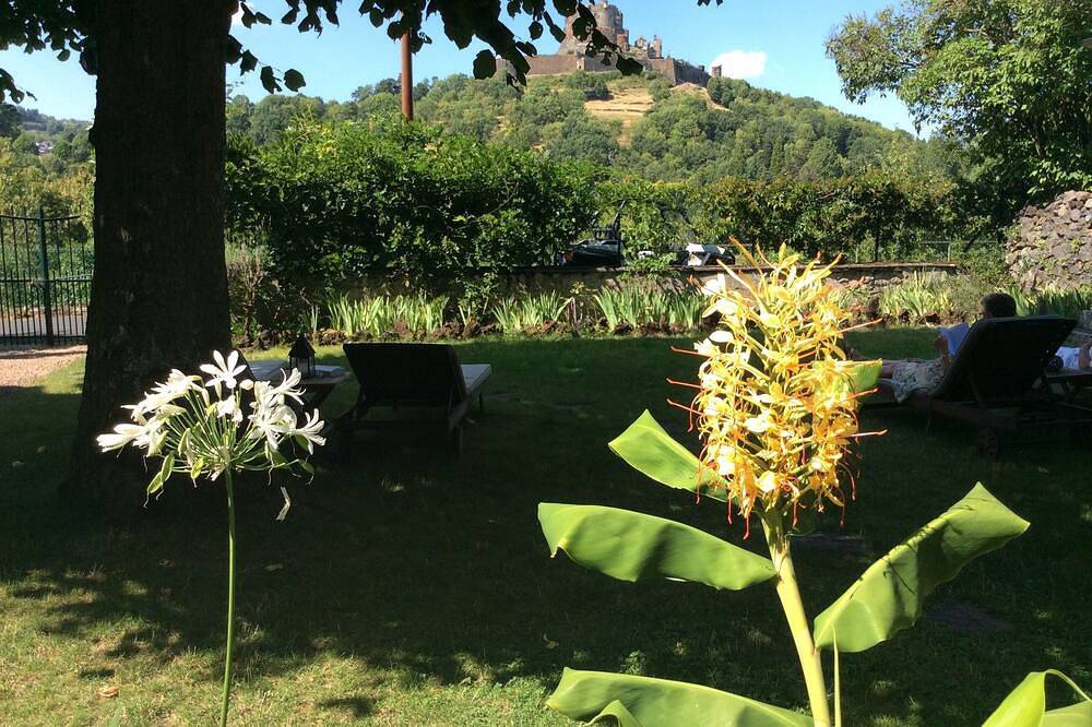 Guest Rooms in the Volcanoes Park of Auvergne in Murol, Volcans d'Auvergne Regional Nature Park